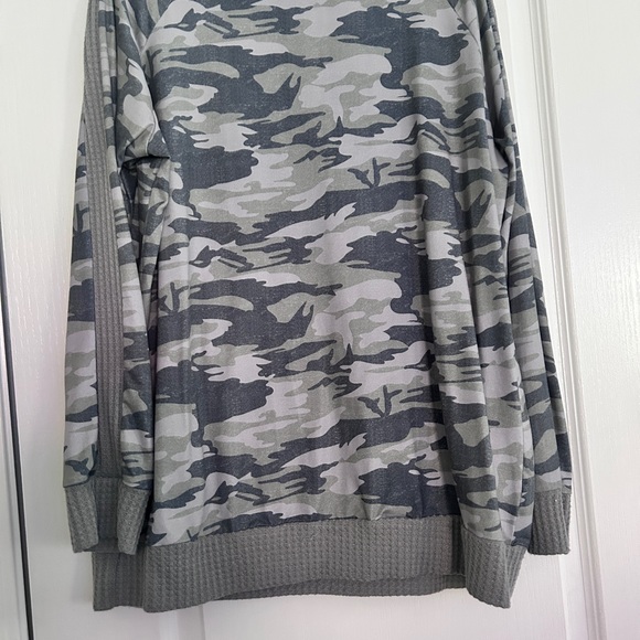 Pursuing Perfection Gray
Camo Kangaroo-Pocket Top XL LS - Picture 2 of 8